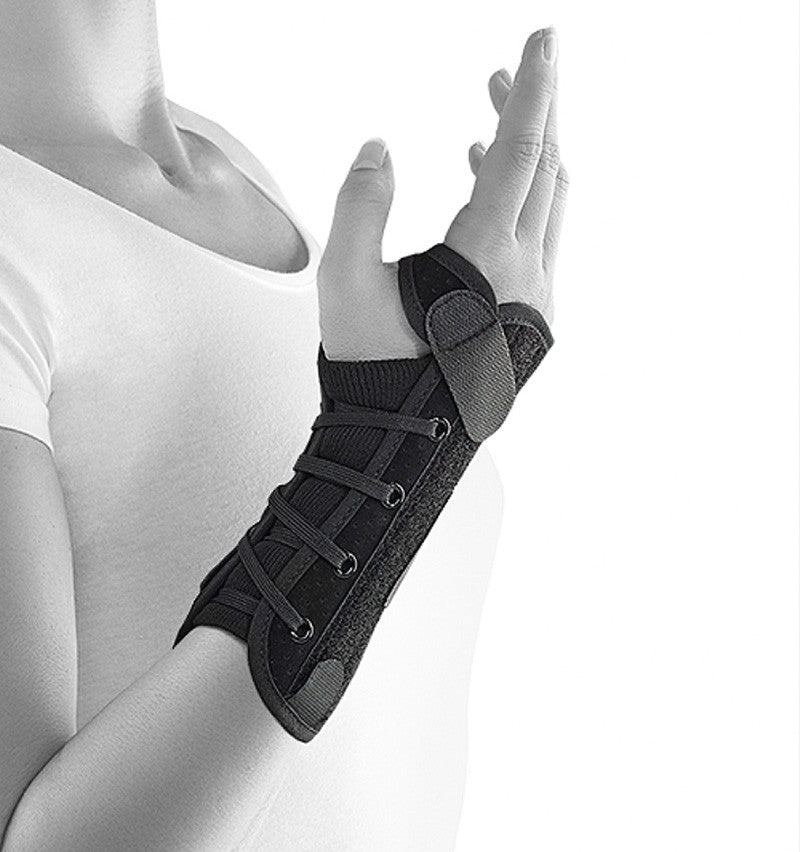Wrist support Dynamics with splints and lacing for adjustable wrist support
