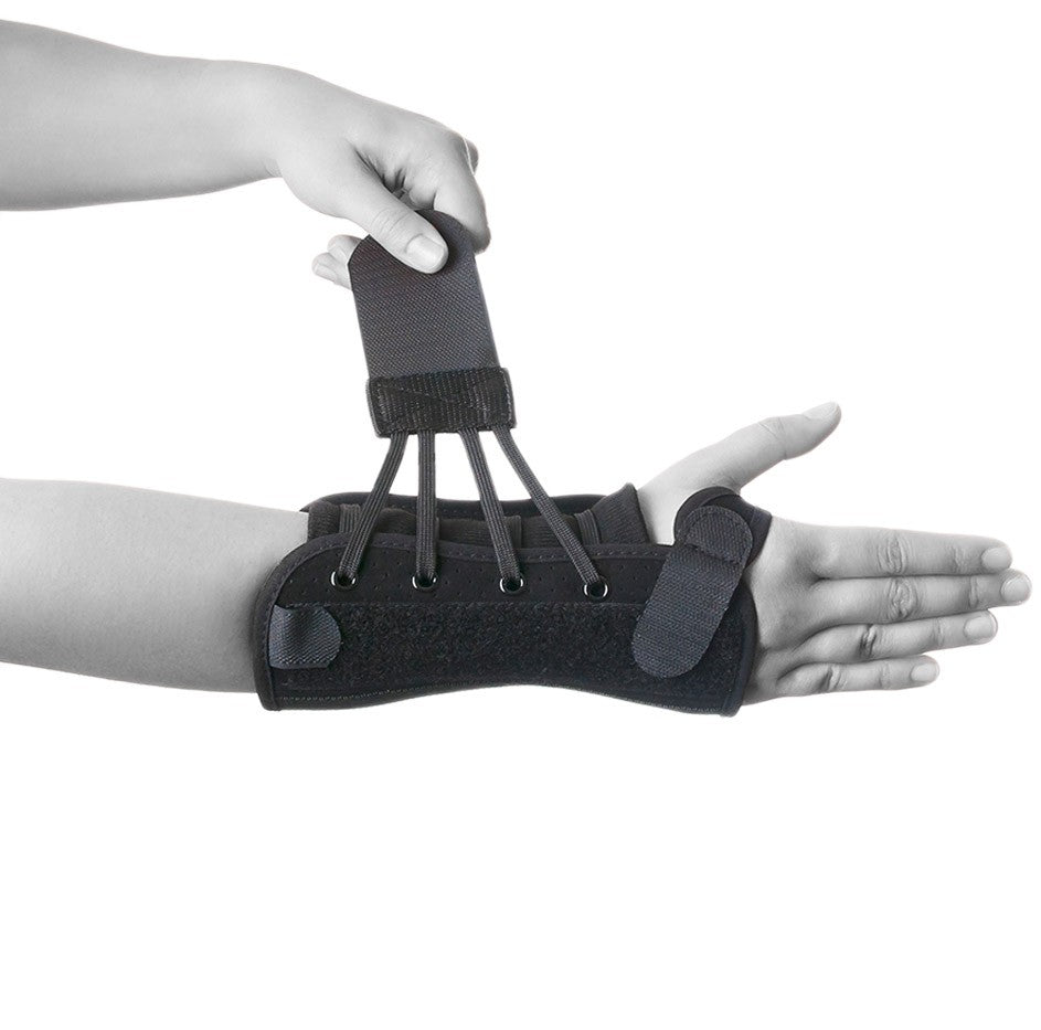 Wrist support Dynamics with splints and lacing for adjustable wrist support