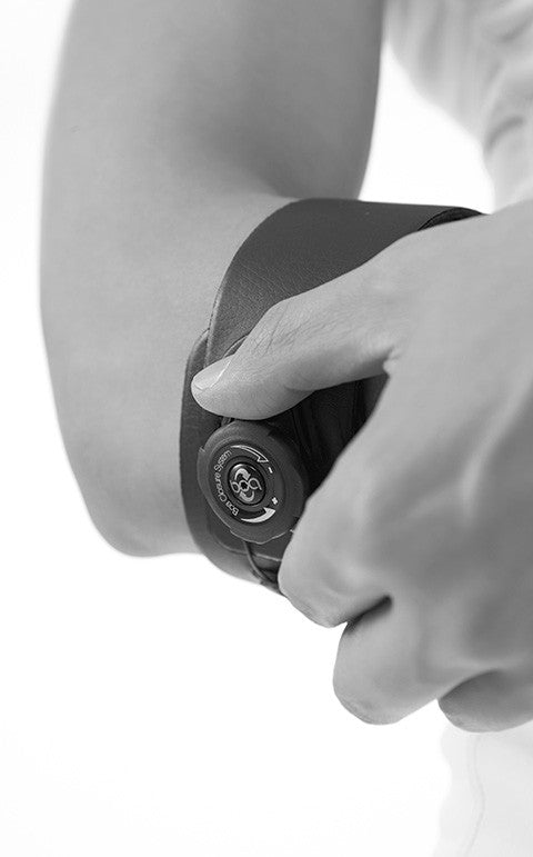 BOA elbow protector for easy and precise adjustment