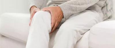 5 Tipps, wie du die richtige Kniebandage findest Bild einer Person mit Knieschmerzen
