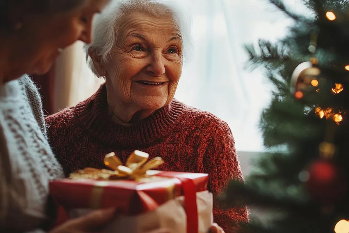 Weihnachtsgeschenkidee für Eltern/Mutter/Großeltern Bild einer älteren Person, die ein Weihnachtsgeschenk erhält