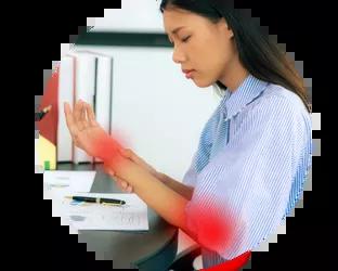 Frau mit Schmerzen im Arm Frau mit Schmerzen im Arm